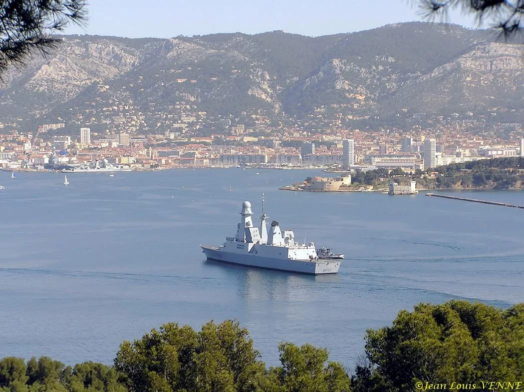 Le Forbin rentre au port