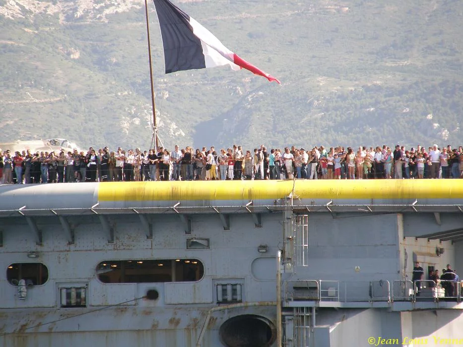 La sortie des familles du Charles de Gaulle