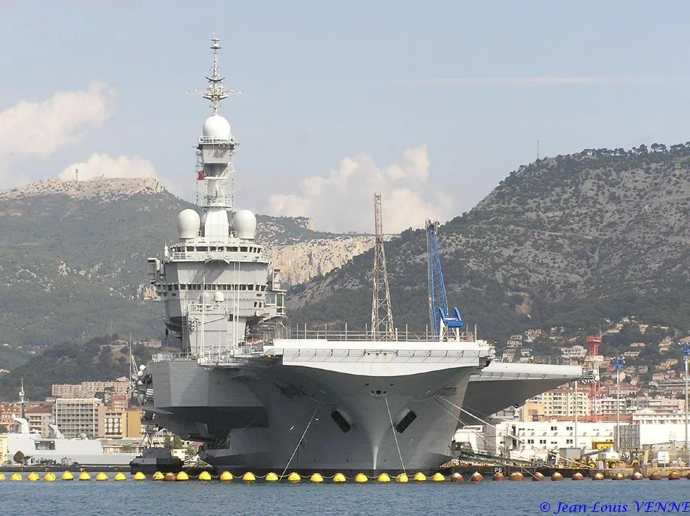 Le porte-avions Charles de Gaulle après son retournement