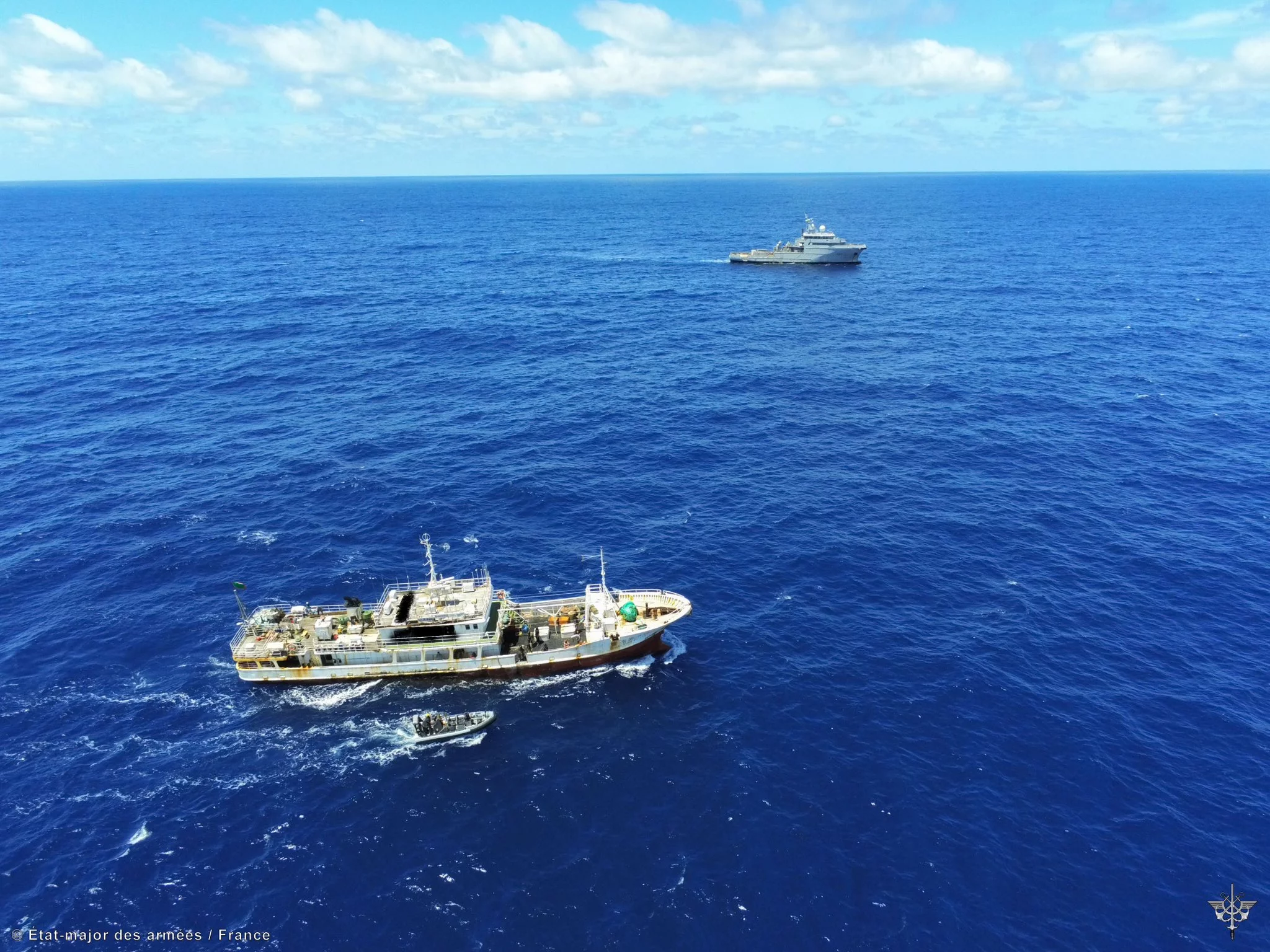 Le Bâtiment de soutien et d’assistance outre-mer (BSAOM) D’Entrecasteaux contrôle un bâteau de pêche