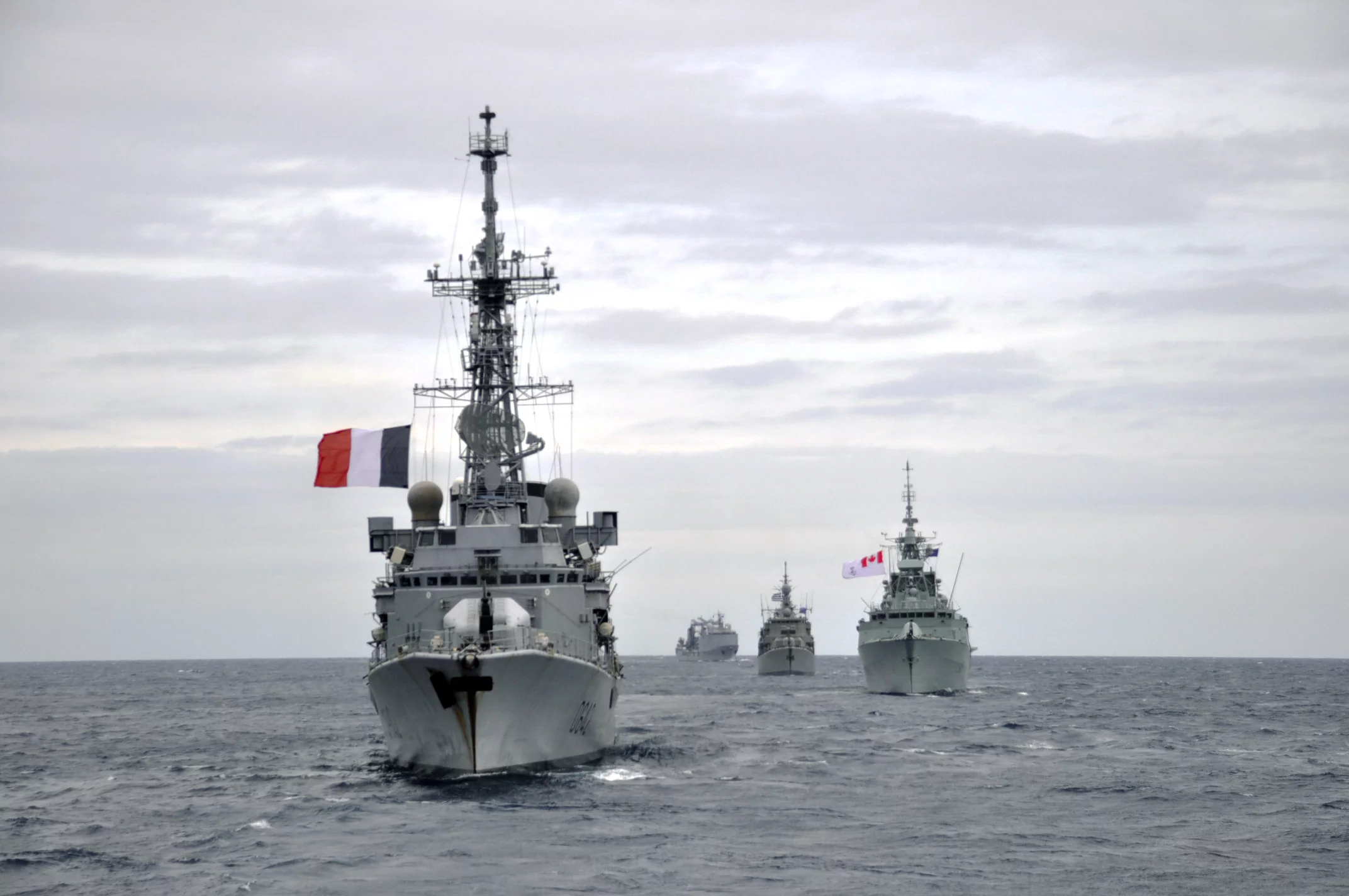 La frégate Montcalm à la tête des navires participant à Dynamic Manta