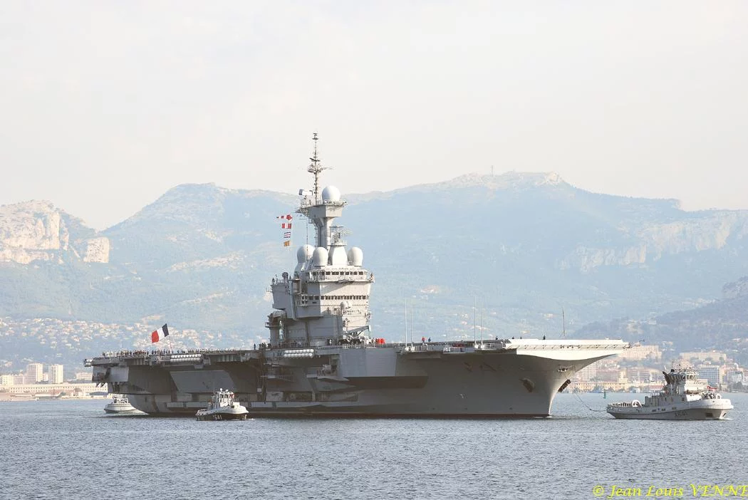 Le porte-avions Charles de Gaulle appareille pour des essais techniques