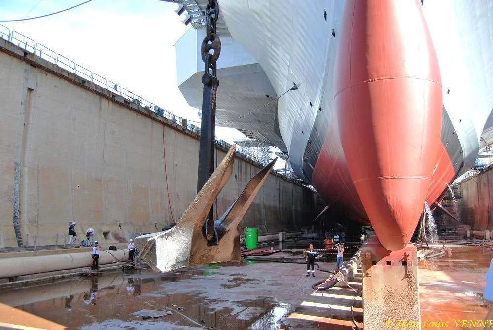 Le Charles de Gaulle ré-embarque ses lignes de mouillage