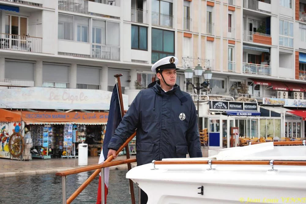 Embarquement sur une vedette pour rejoindre le Guépratte