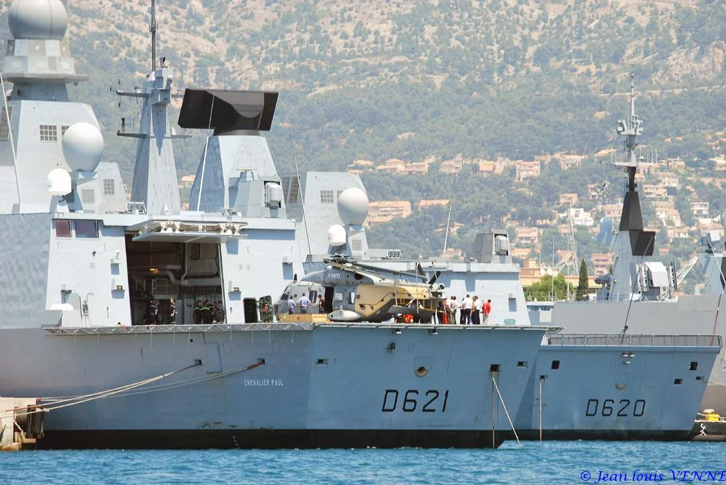 Appontage d’un NH90 sur le Chevalier-Paul