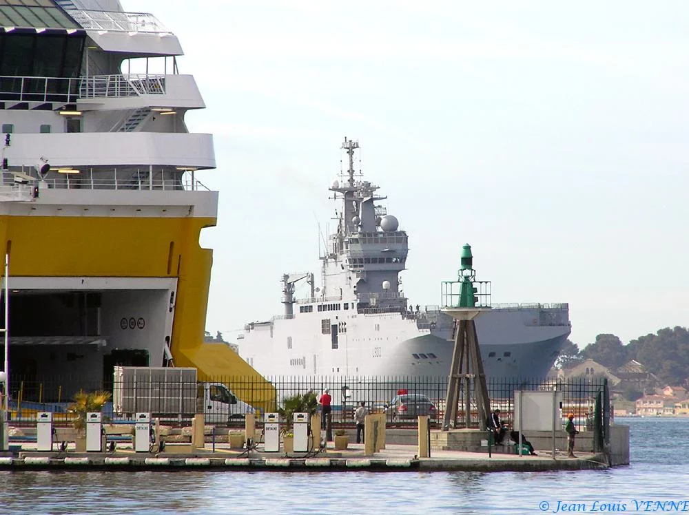 Le Mistral se montre devant le port de Toulon