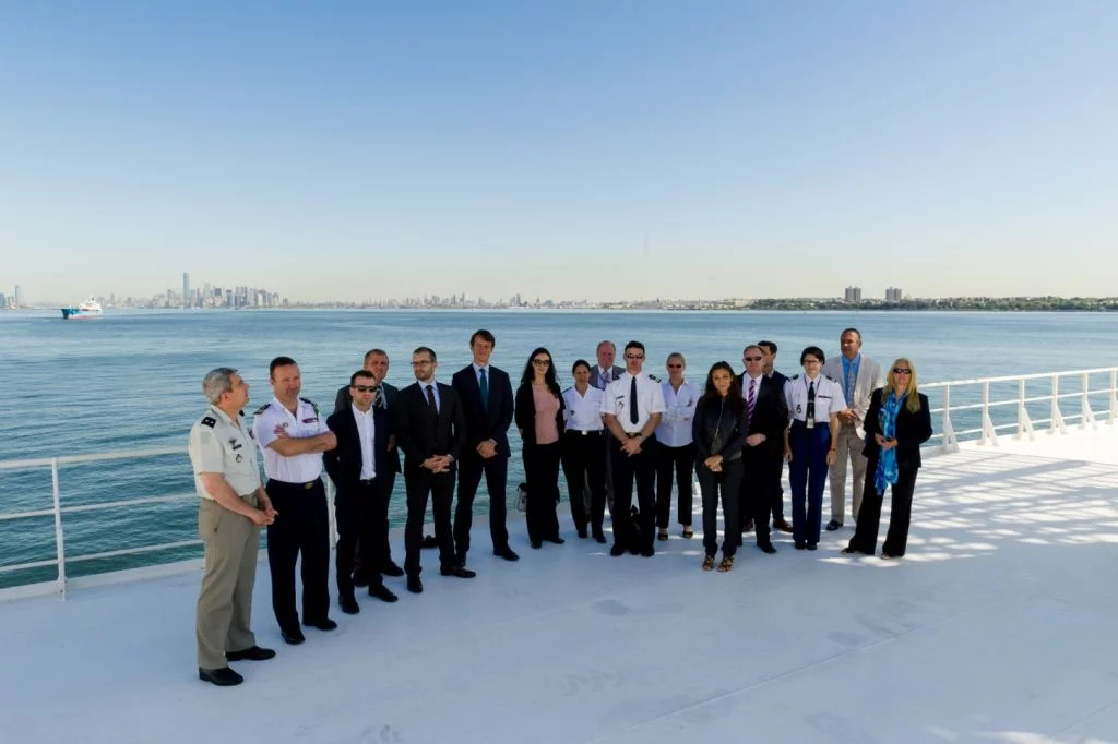 La délégation sur le pont du Monge, New York en arrière-plan