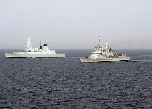 La frégate Cassard navigue aux côtés d’une frégate britannique