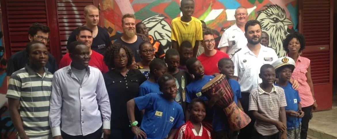 Les marins de l’EV Jacoubet accueillis par les enfants d'un orphelinat béninois