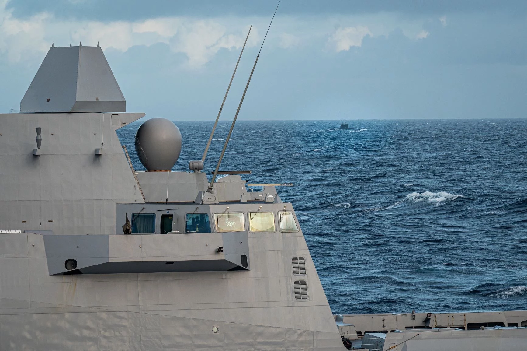 La frégate Normandie escorte un sous-marin russe dans le golfe de Gascogne et en Manche