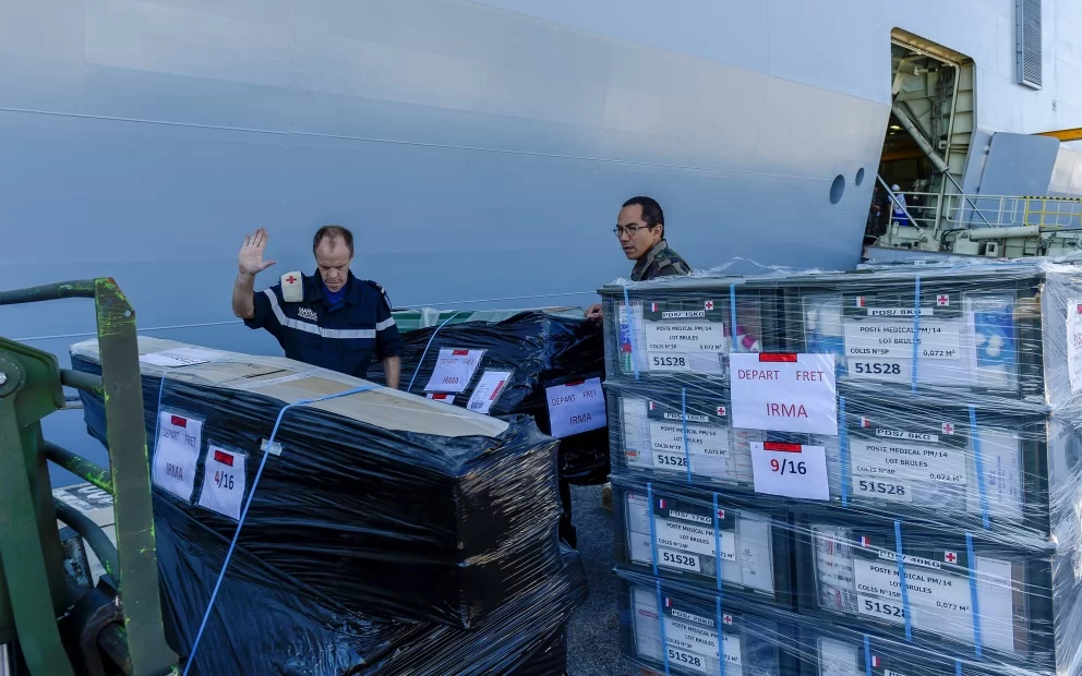 Le BPC Tonnerre embarque du fret humanitaire