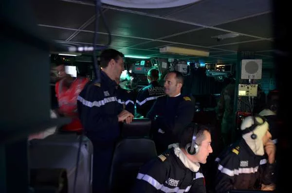 Le chef de la division entrainement de la flotte britannique à bord du Jean Bart