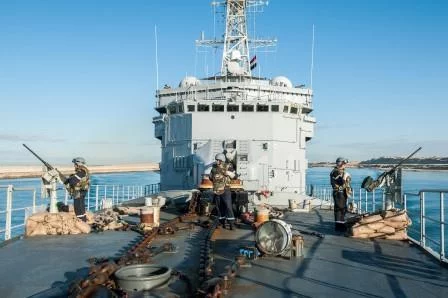 Un trinôme de tireurs sur la plage avant du La Motte-Picquet