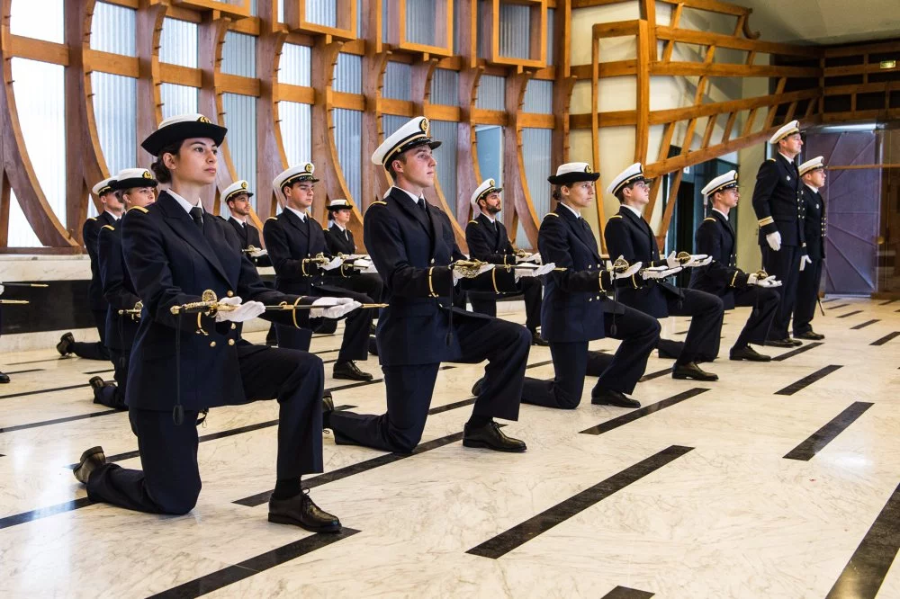 Remise de sabres et épées aux élèves de l’École navale