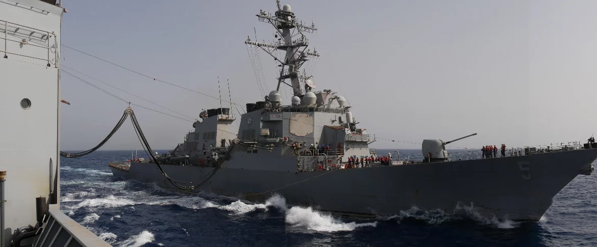 Le Var ravitaille l'USS Laboon