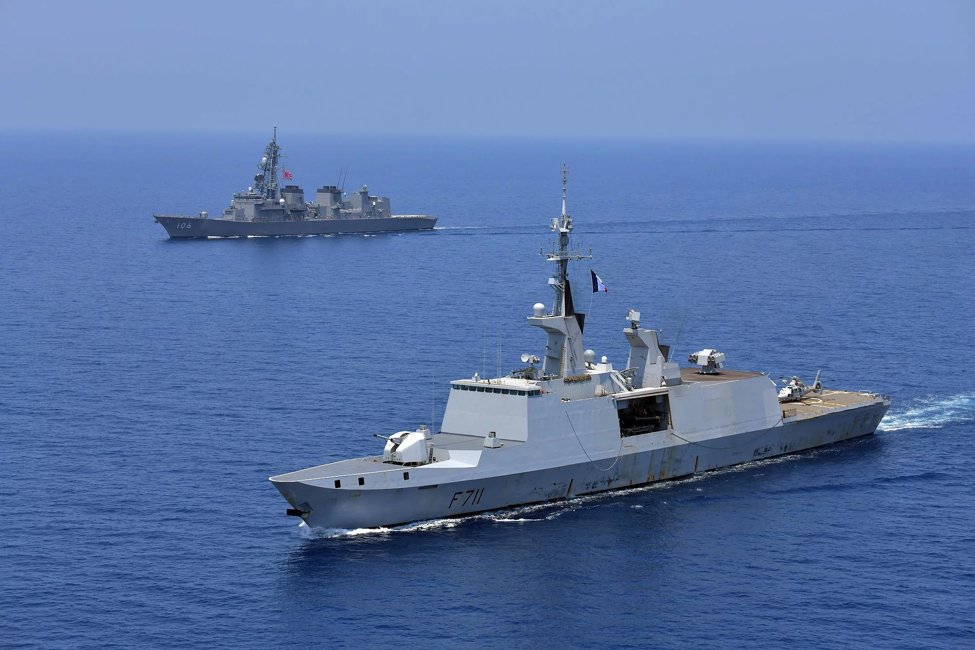 La frégate Surcouf et la frégate japonaise Samidare