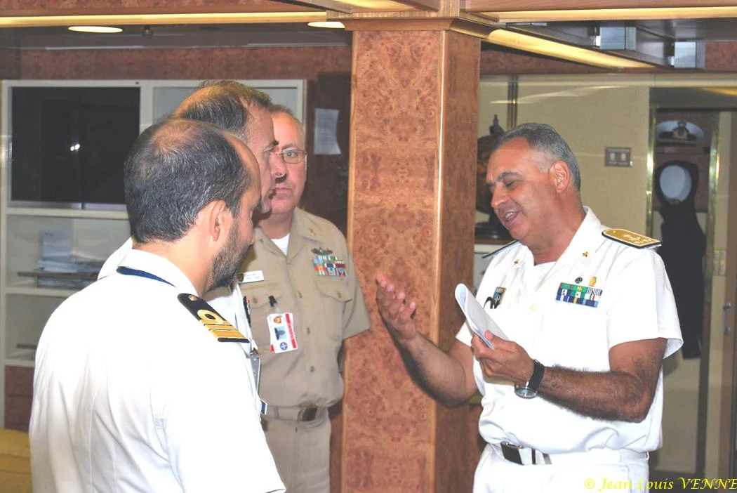 Le contre-amiral Gaudiosi discute avec ses officiers