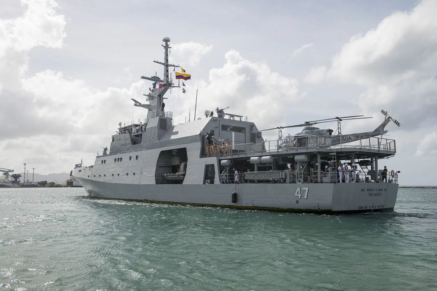 Le bâtiment colombien 7 De Agosto arrive à Fort-de-France