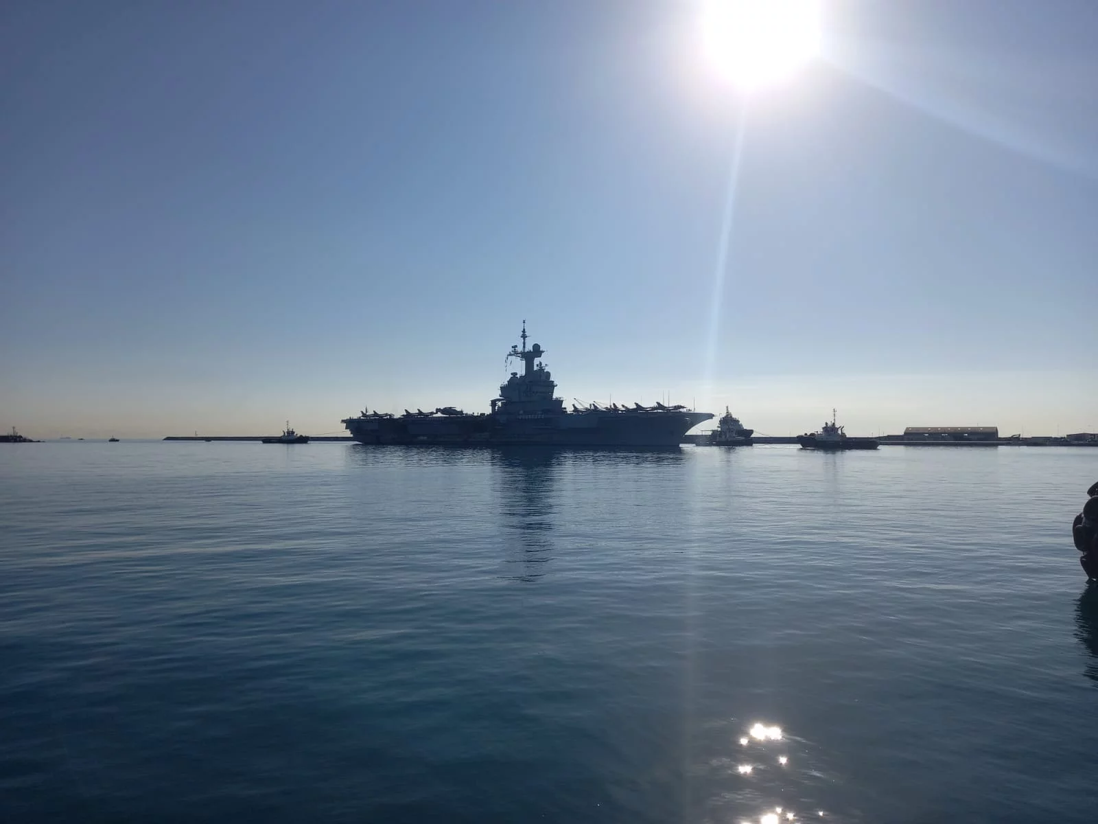 Le porte-avions Charles de Gaulle entre dans le port de Limassol (Chypre)