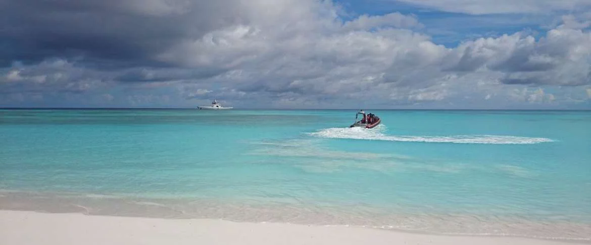 L'Adroit au large de l’île des Glorieuses