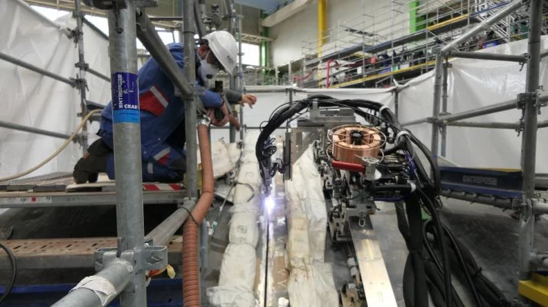 Soudure de la 1re tôle des enceinte de chaufferie du porte-avions nouvelle génération