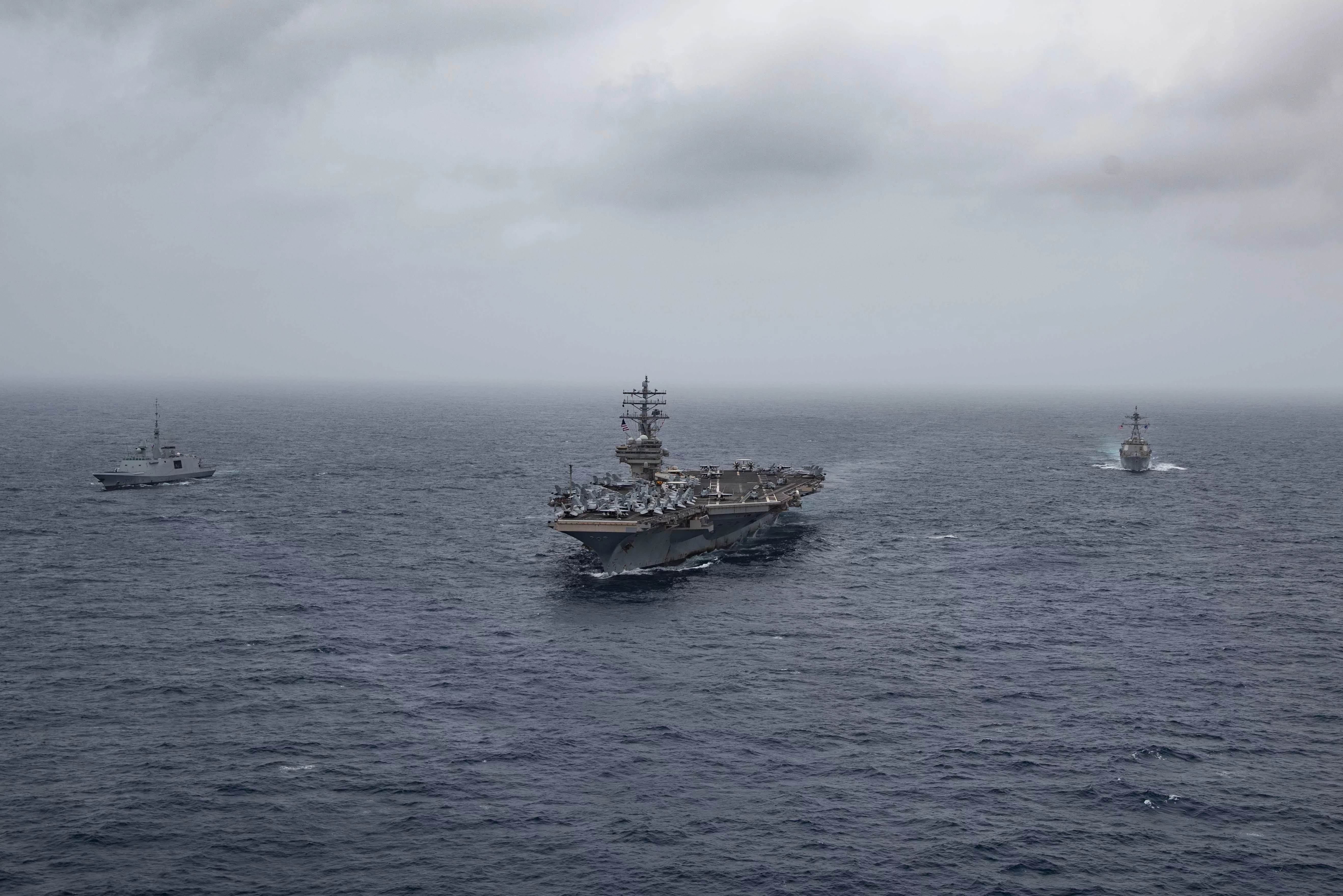 La frégate Languedoc, le porte-avions USS Ronald Reagan et le destroyer USS Halsey
