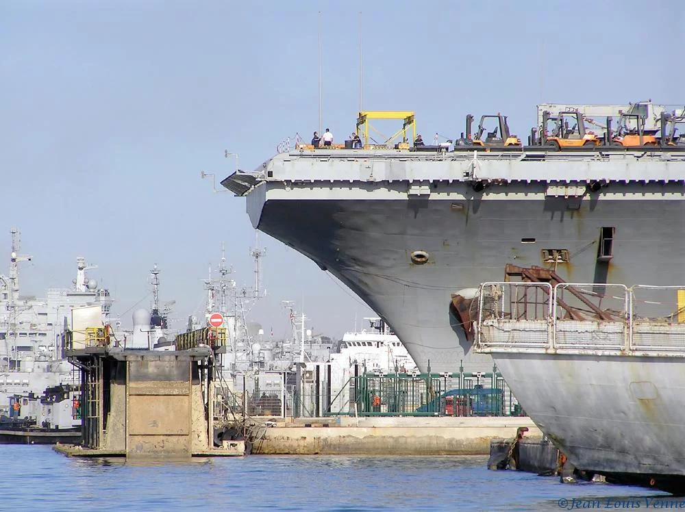 Le Charles de Gaulle entre au bassin