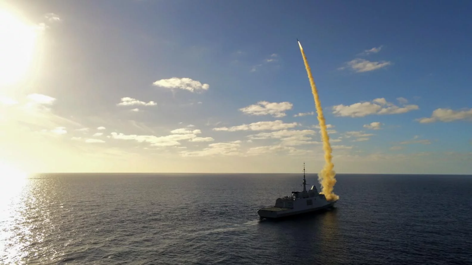 La frégate Alsace lance un missile Aster 30