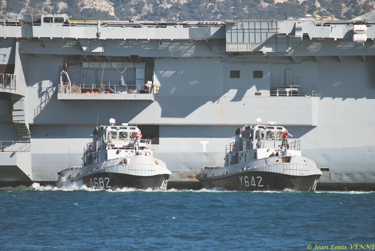 Le porte-avions Charles de Gaulle rentre de mer