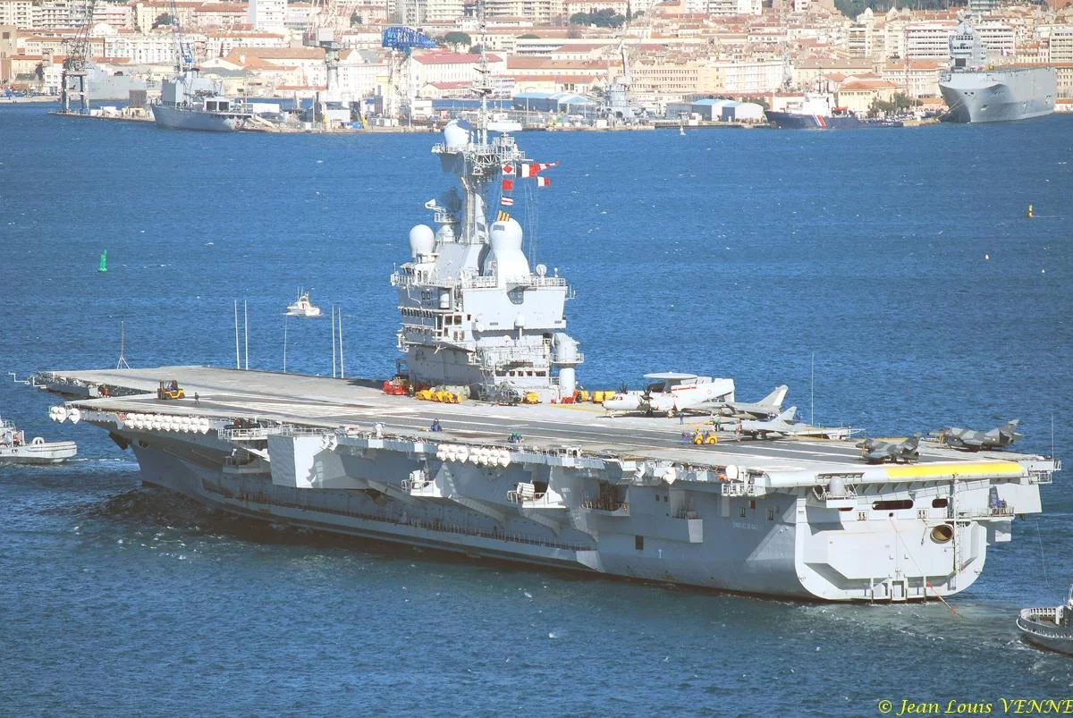 Le porte-avions Charles de Gaulle rentre de mer