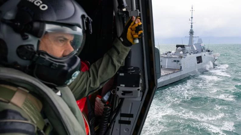 Un hélicoptère Caiman décolle d'une frégate