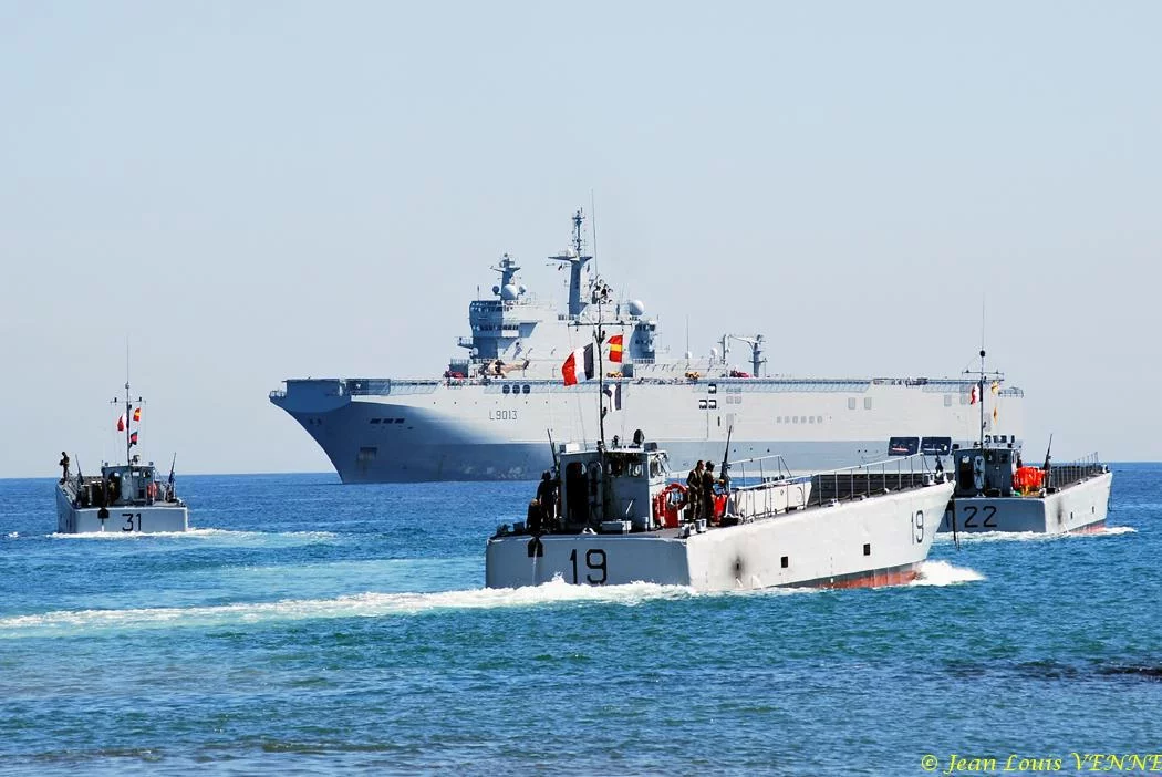 Les engins de débarquement repartent vers le Mistral