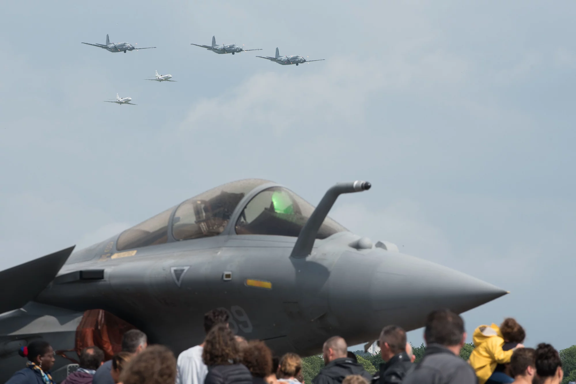 Un Rafale Marine survolé par des avions de patrouille maritime Atlantique 2 et des Falcon 50M