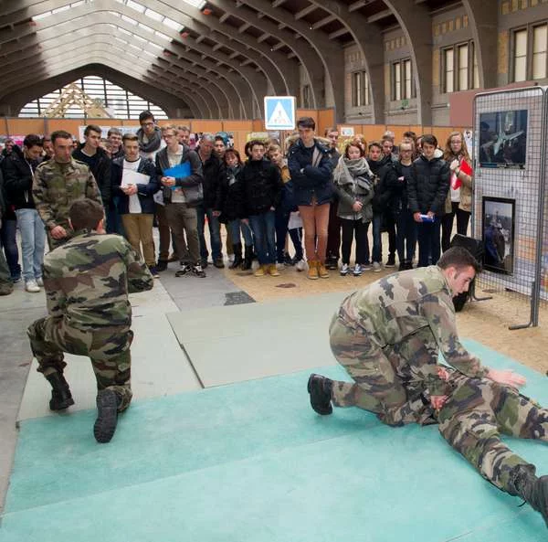 Démonstration de fusiliers-marins au forum des métiers et des formations de la Manch