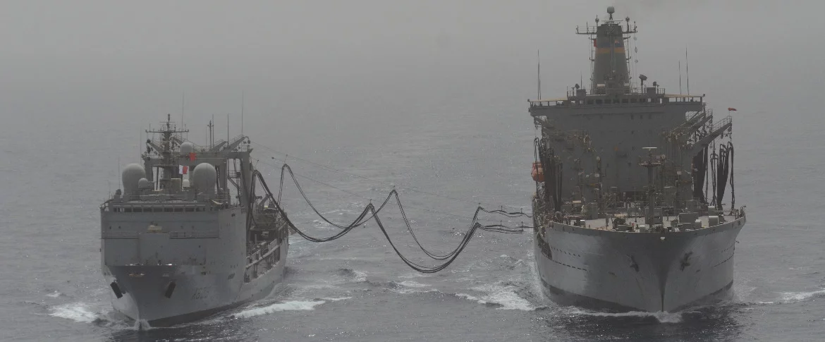 Ravitaillement à la mer entre le BCR Var et l’USNS Kanawha