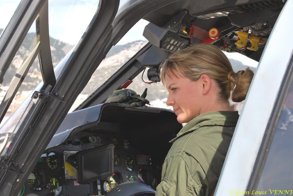 La pilote répond aux questions de la presse