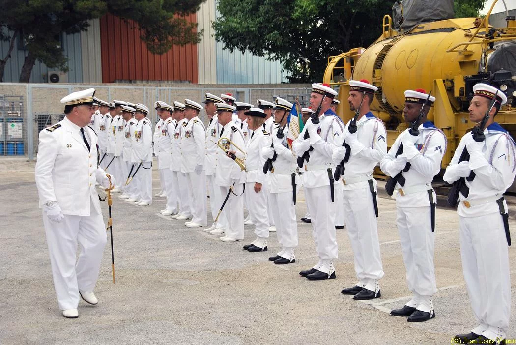 Inspection par le capitaine de vaisseau Jubelin