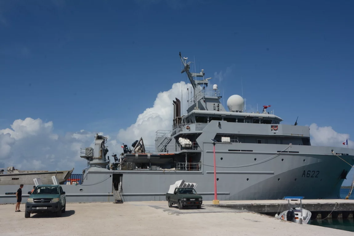 Le Bougainville accosté à Fakarava