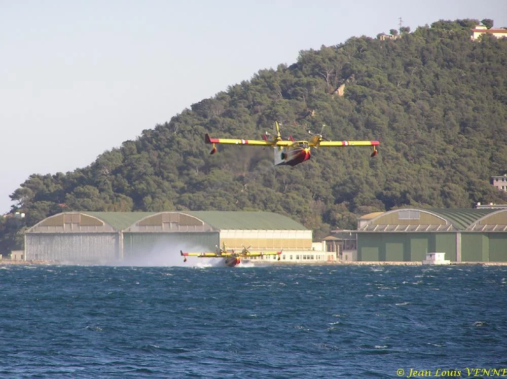 Les Canadairs interviennent au-dessus de Saint Mandrier