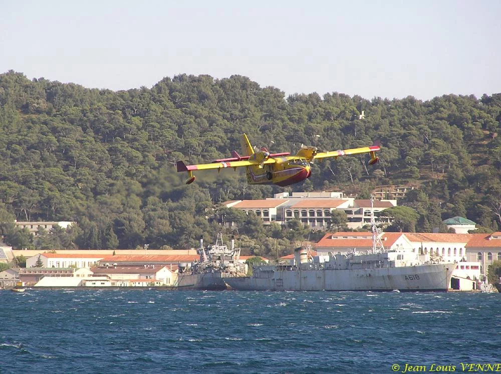 Les Canadairs interviennent au-dessus de Saint Mandrier