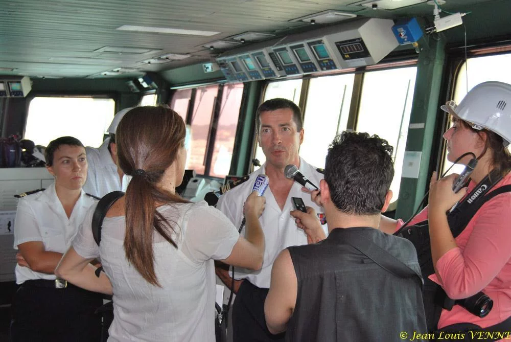 Le Charles de Gaulle sort du bassin