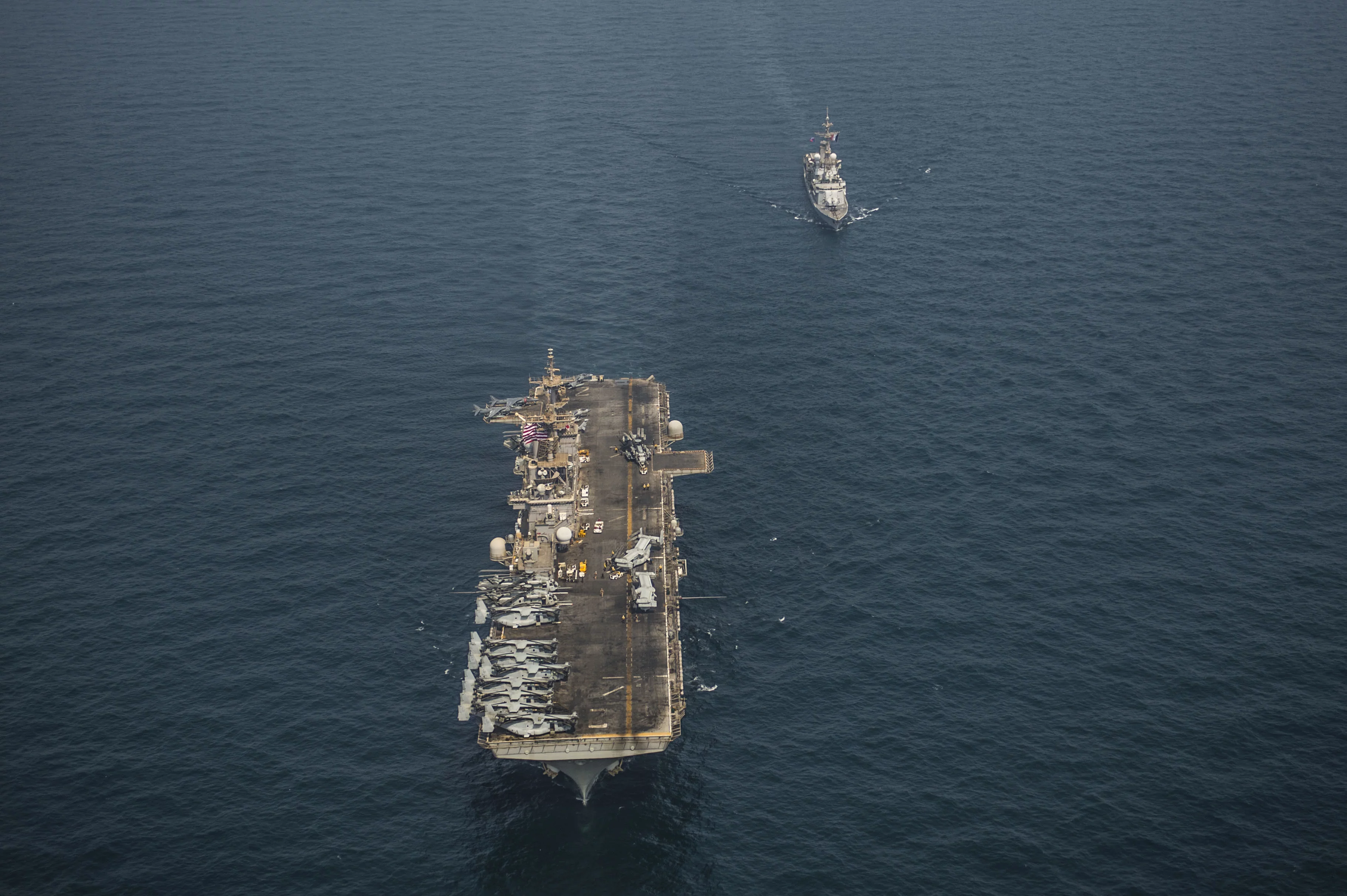 La frégate Cassard et le bâtiment amphibie USS Essex