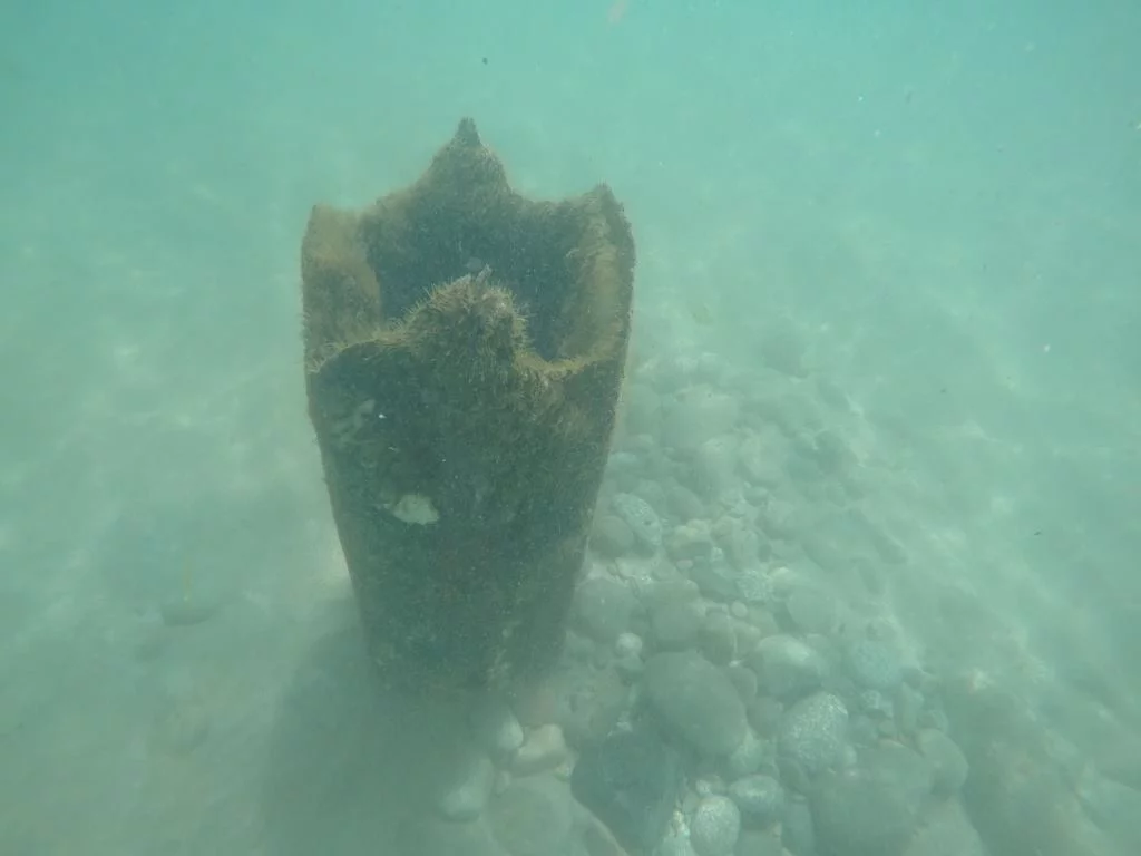 Le GPD Méditerranée découpe des poteaux immergés devant Solenzara