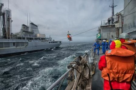 La Somme et le Latouche Tréville en mer de Norvège : transfert de personnel par chaise