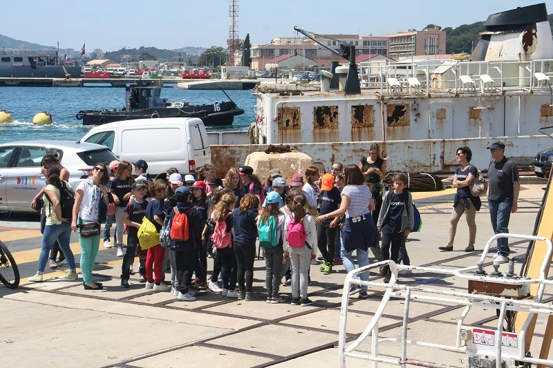 Des élèves de l’Ecole de Provence de Marseille devant le patrouilleur de haute-mer Commandant Ducuing