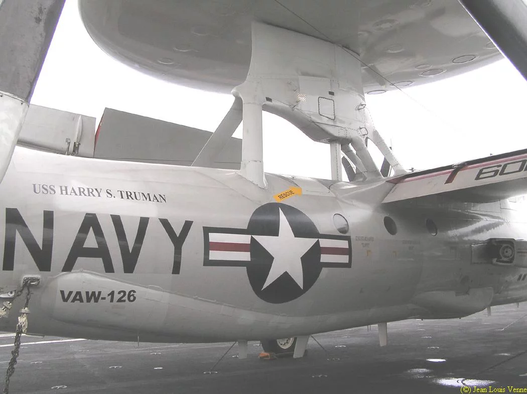 Un avion de guet aérien E-2 Hawkeye