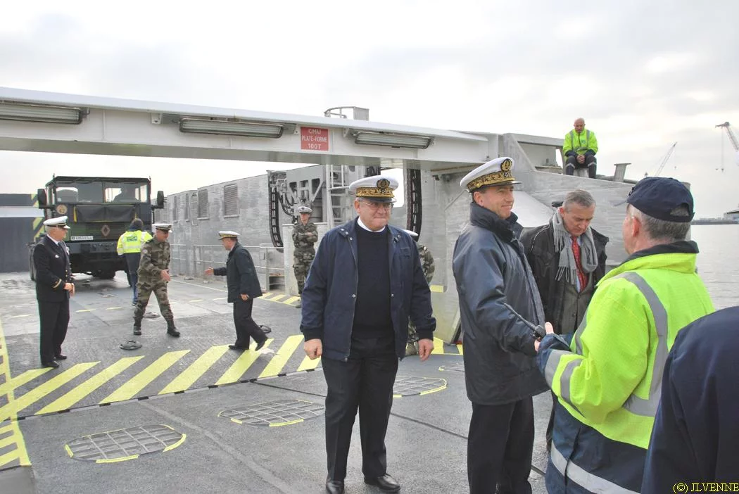 Discution avec l'équipage civil