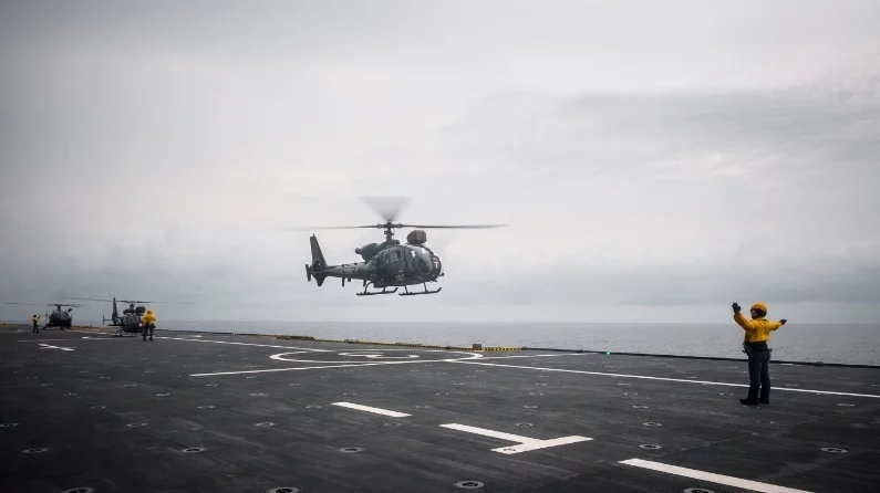 Des hélicoptères Gazelle se posent sur le pont du Mistral