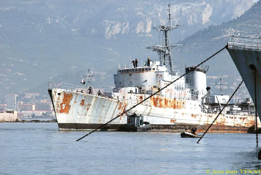 La coque de l’ex-aviso escorteur Commandant Rivière transférée de Saint-Mandrier à la base navale de Toulon