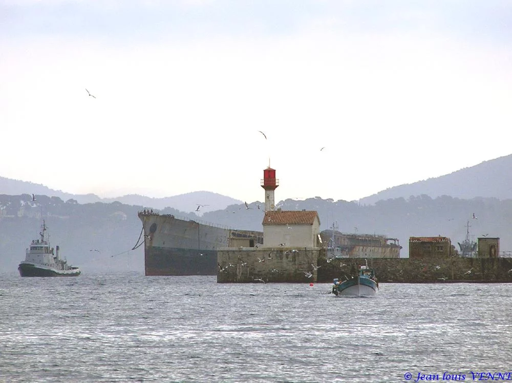 Arrivée à Toulon de la coque de l’ex-pétrolier Saône